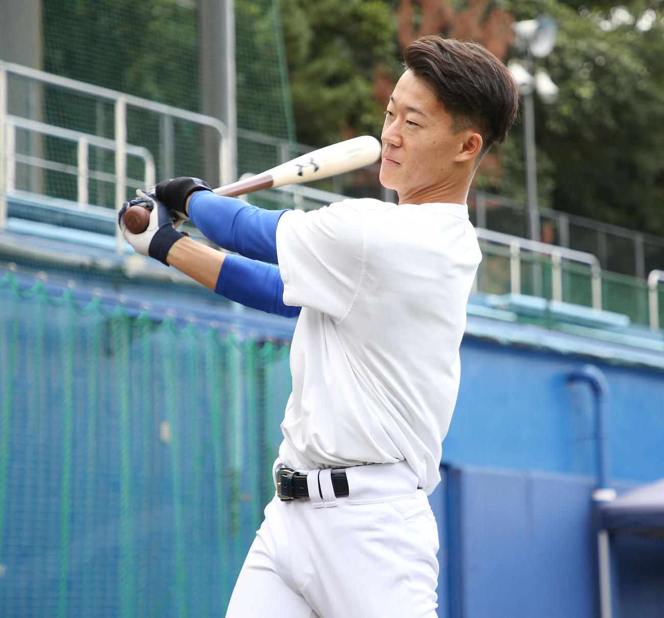 打撃を披露する日体大・矢沢（撮影・宮地輝）