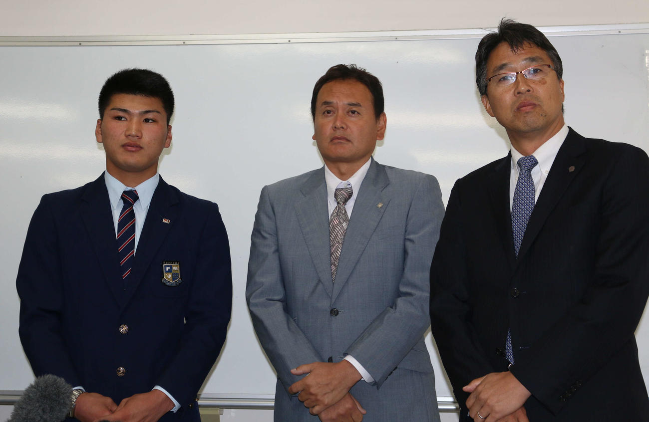 2016年11月、日本ハムとの入団交渉をが打ち切りとなり会見する、左から履正社・山口、日本ハム芝草スカウト、大渕スカウトディレクター