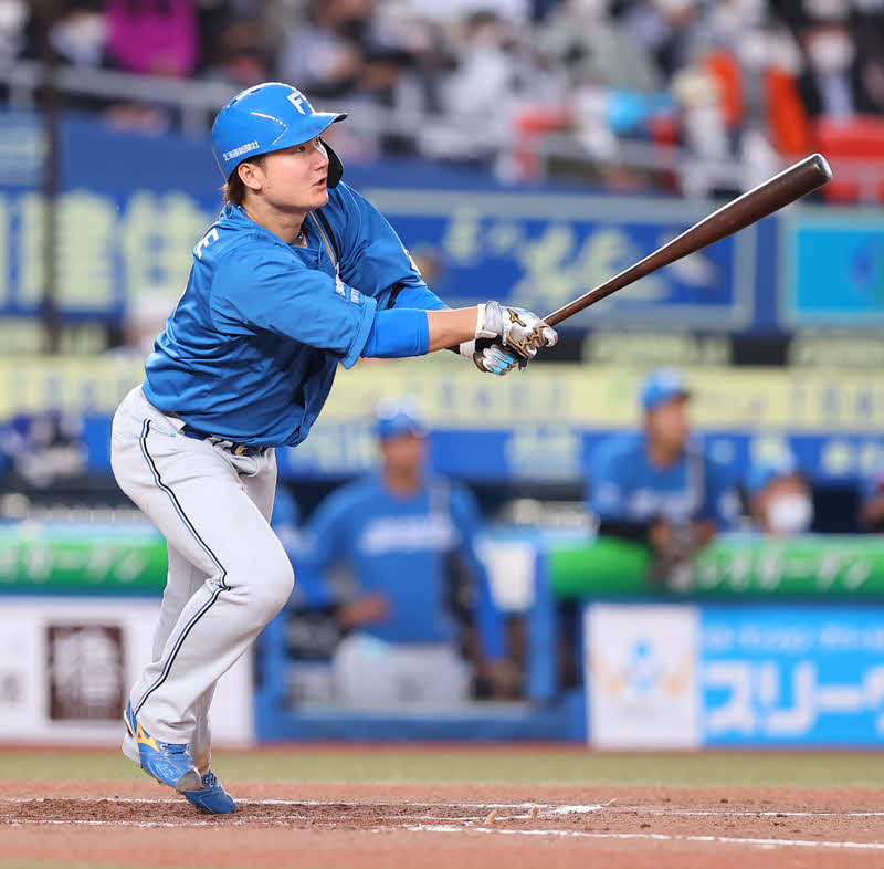 2022年4月16日、ロッテ対日本ハム　7回、適時三塁打を放つ日本ハム渡辺諒