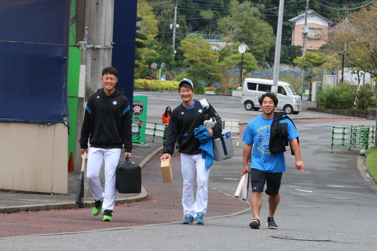 日本ハムから阪神へのトレード移籍が決まった渡辺（中央）と高浜（左）はロッカーから道具を持ち出し引き揚げる。右端は3日に戦力外になった樋口（撮影・中島宙恵）
