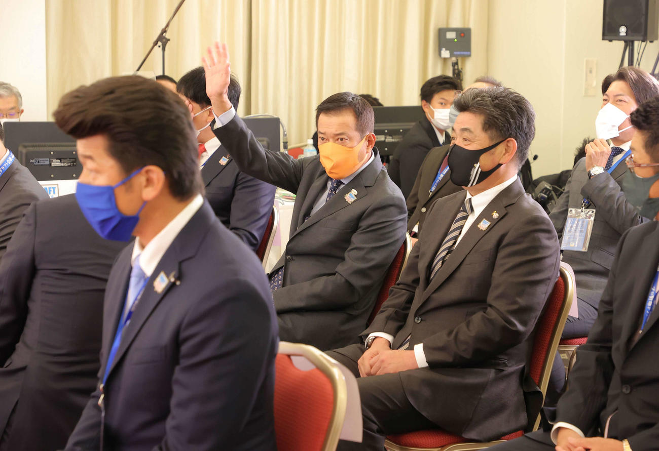 2021年10月11日、ドラフト会議に臨む、左からDeNA三浦監督、巨人原監督、ソフトバンク工藤監督、ヤクルト高津監督