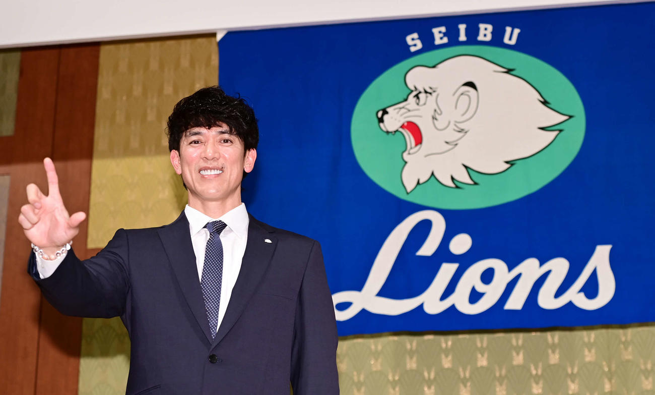 就任会見を終えライオンズの「Lポーズ」で記念撮影に臨む西武松井新監督（撮影・小沢裕）　