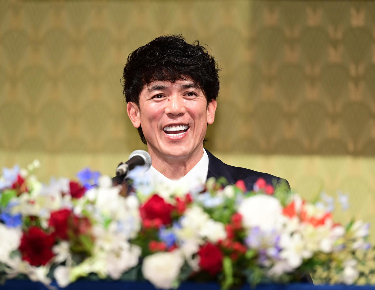 就任会見で笑顔を見せる西武松井新監督（撮影・小沢裕）　