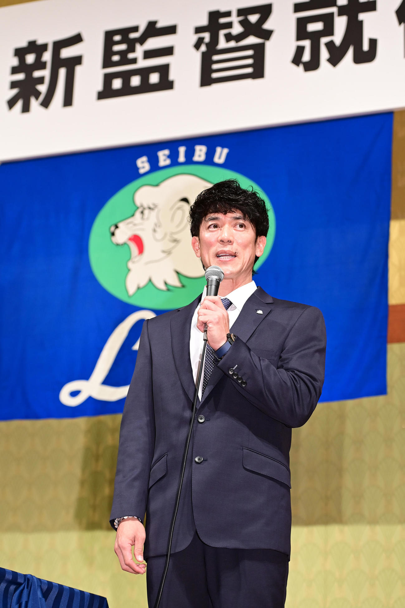 就任会見に臨む西武松井新監督（撮影・小沢裕）　