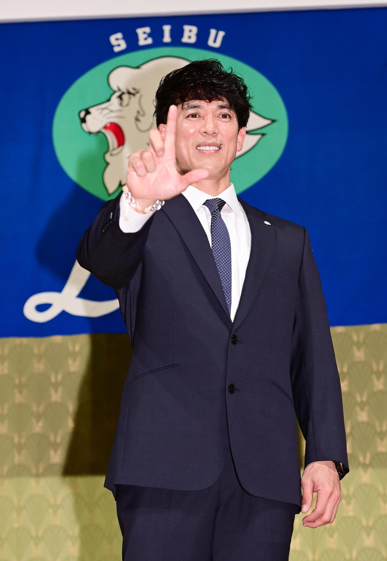就任会見を終えライオンズの「Lポーズ」で記念撮影に臨む西武松井新監督（撮影・小沢裕）　
