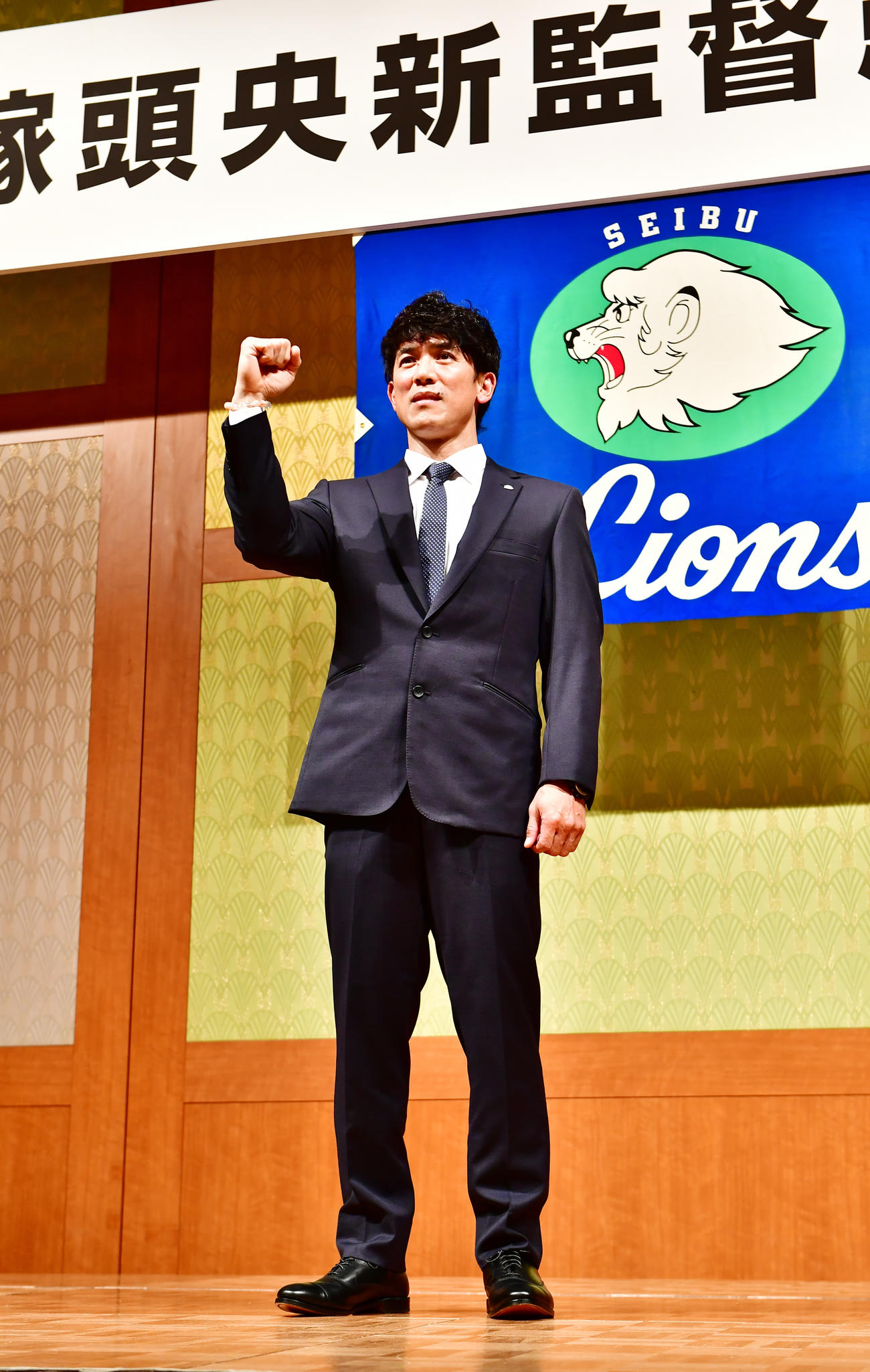 就任会見を終え記念撮影に臨む西武松井新監督（撮影・小沢裕）　