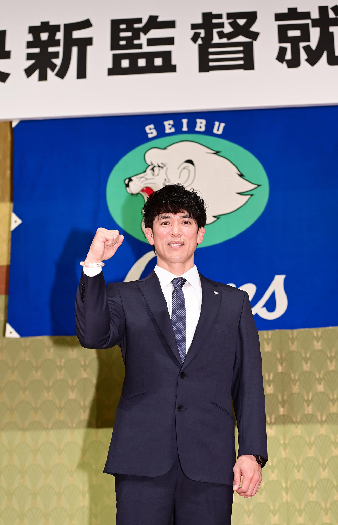 就任会見を終え記念撮影に臨む西武松井新監督（撮影・小沢裕）　