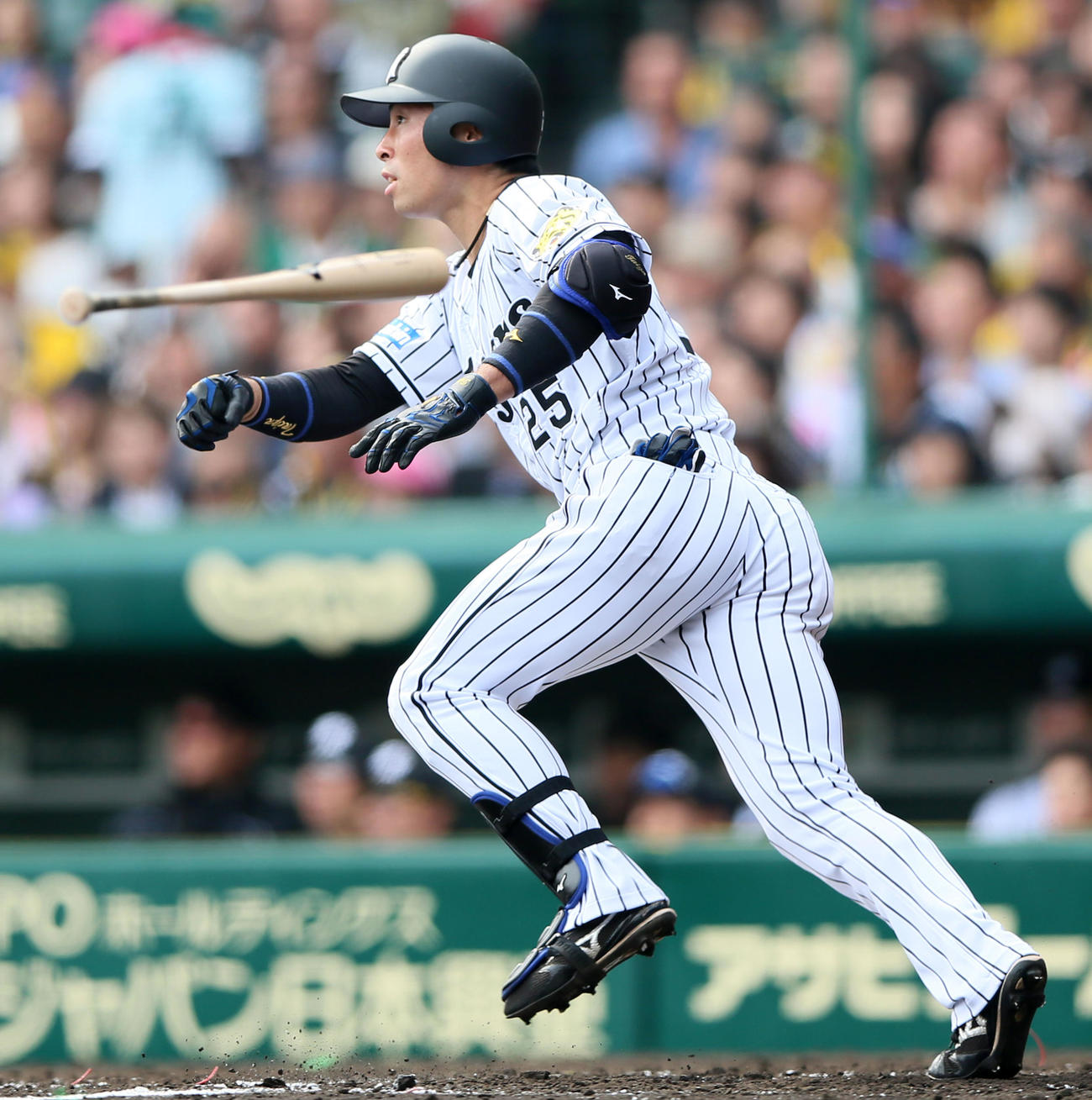 16年4月9日、阪神対広島2回戦　4回裏阪神無死一塁、中越え2点本塁打を放つ江越