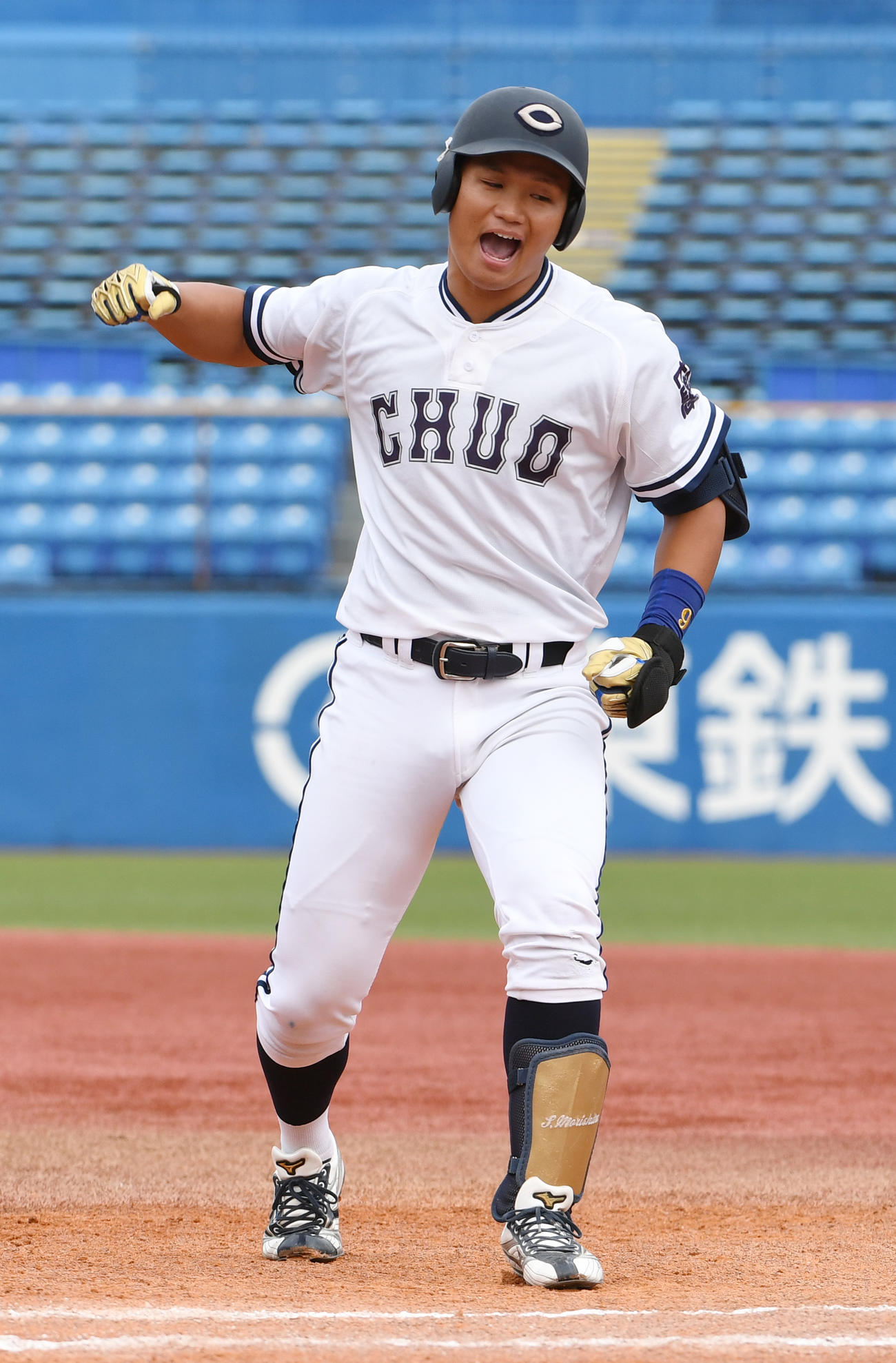中大対日大　3回表中大1死満塁、森下翔太は中前に適時打を放ちガッツポーズ（撮影・柴田隆二）