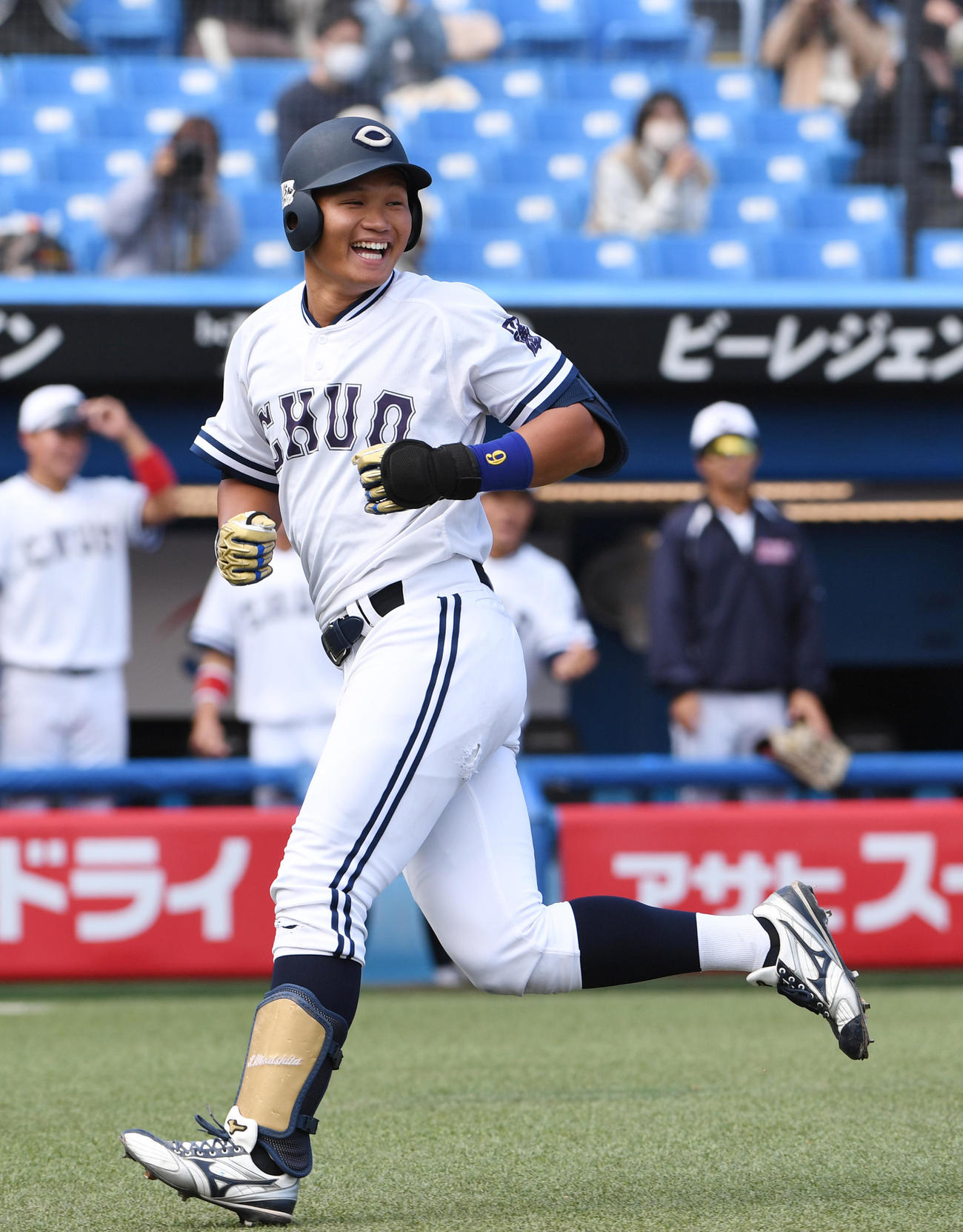中大対日大　8回表中大無死、森下翔太は左越えに本塁打を放ち笑顔で生還する（撮影・柴田隆二）