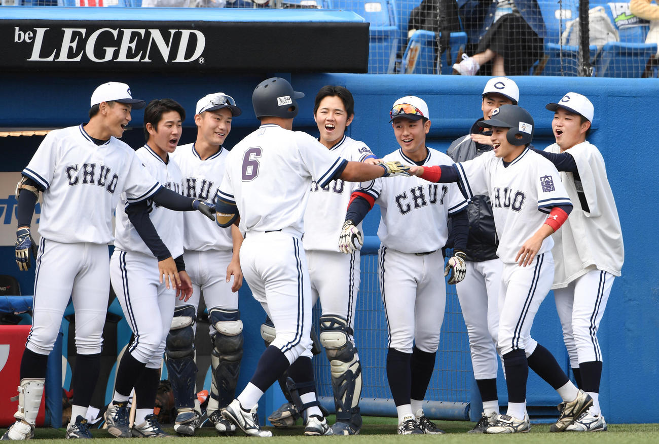 中大対日大　8回表中大無死、森下翔太（中央）は左越えに本塁打を放ちナインの出迎えを受ける（撮影・柴田隆二）