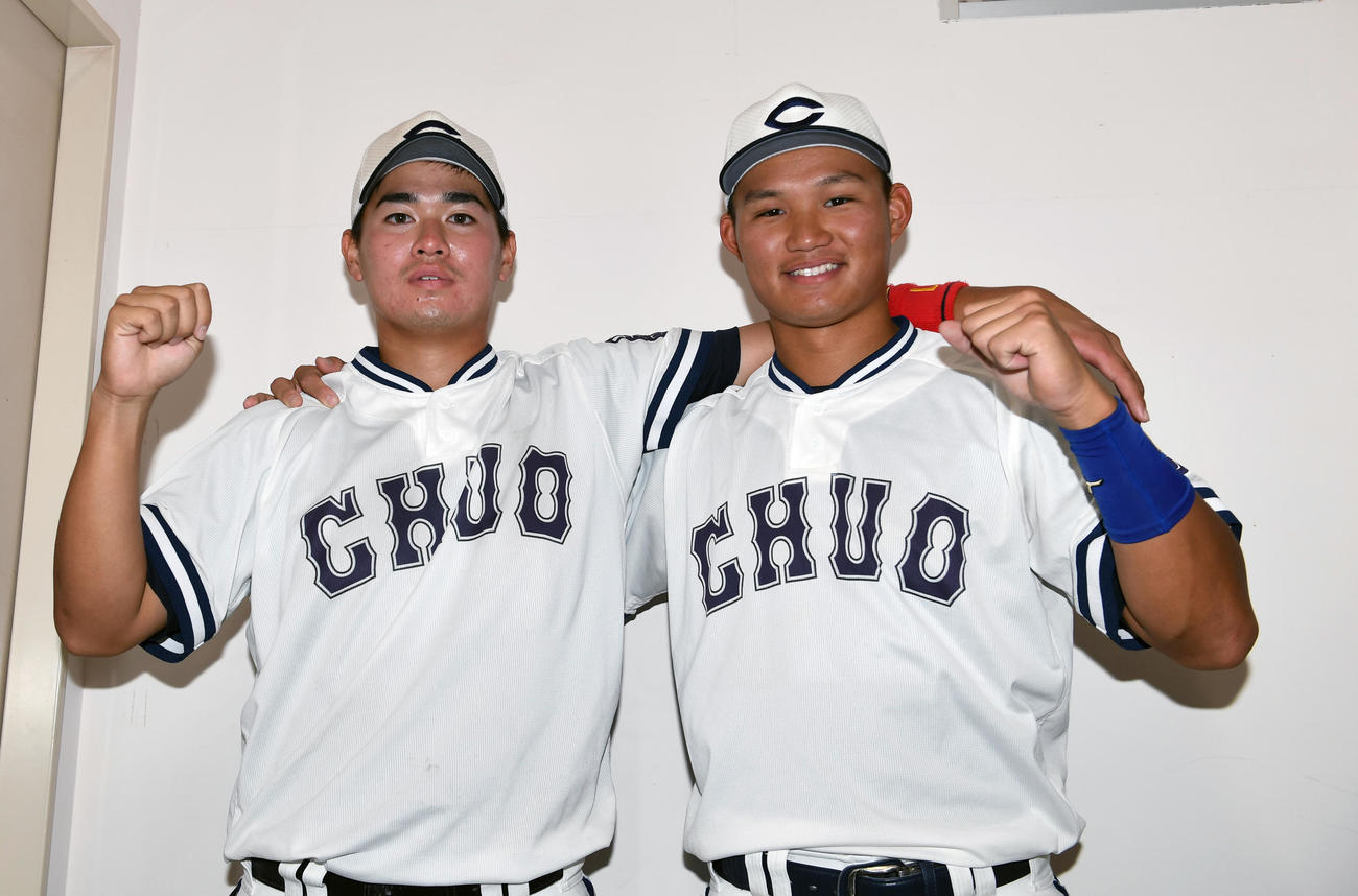 中大対日大　勝利した中大・北村恵吾（左）と森下翔太はガッツポーズ（撮影・柴田隆二）