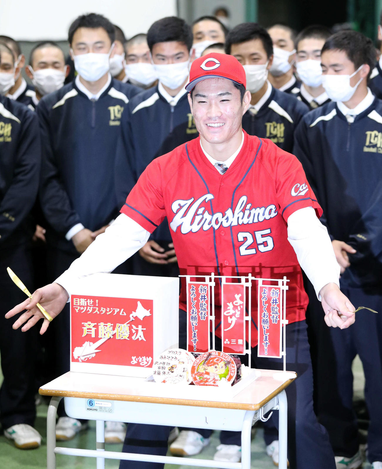 広島からドラフト1位指名を受けた苫小牧中央の斉藤は贈られたよいとまけに笑顔を見せる（撮影・佐藤翔太）