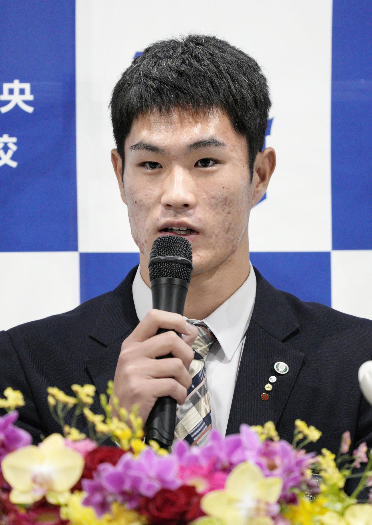 広島から1位指名を受け、記者会見する苫小牧中央高の斉藤優汰投手（共同）
