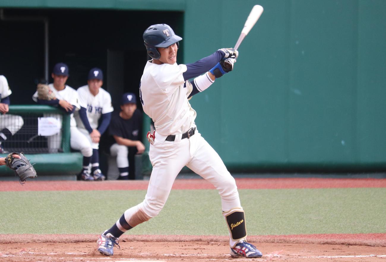 東洋大対国士舘大　6回表東洋大1死一塁、右前打を放つ小口仁太郎（撮影・阿部泰斉）