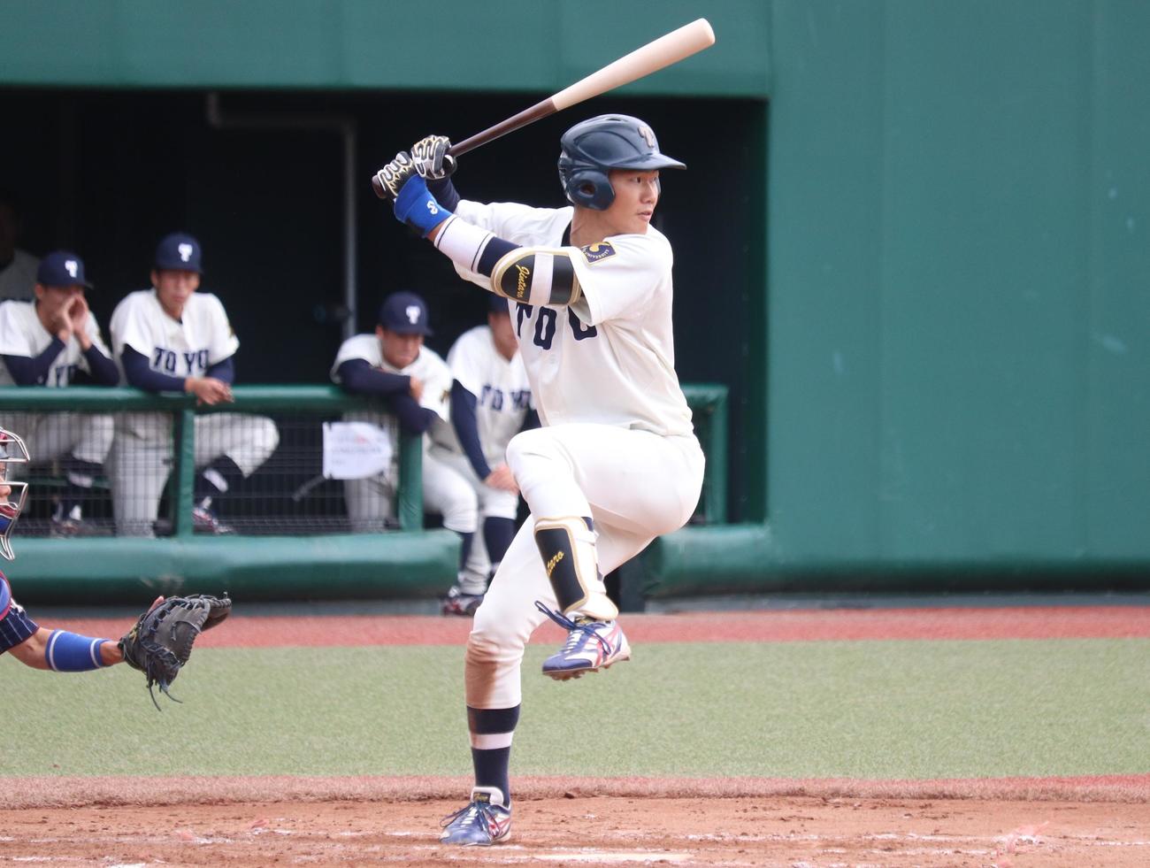 東洋大対国士舘大　6回表東洋大1死一塁、右前打を放つ小口仁太郎（撮影・阿部泰斉）