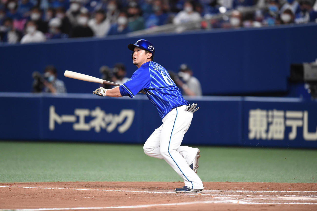21年5月5日、中日対DeNA 7回表DeNA2死二、三塁、左前2点適時打を放った山下幸輝