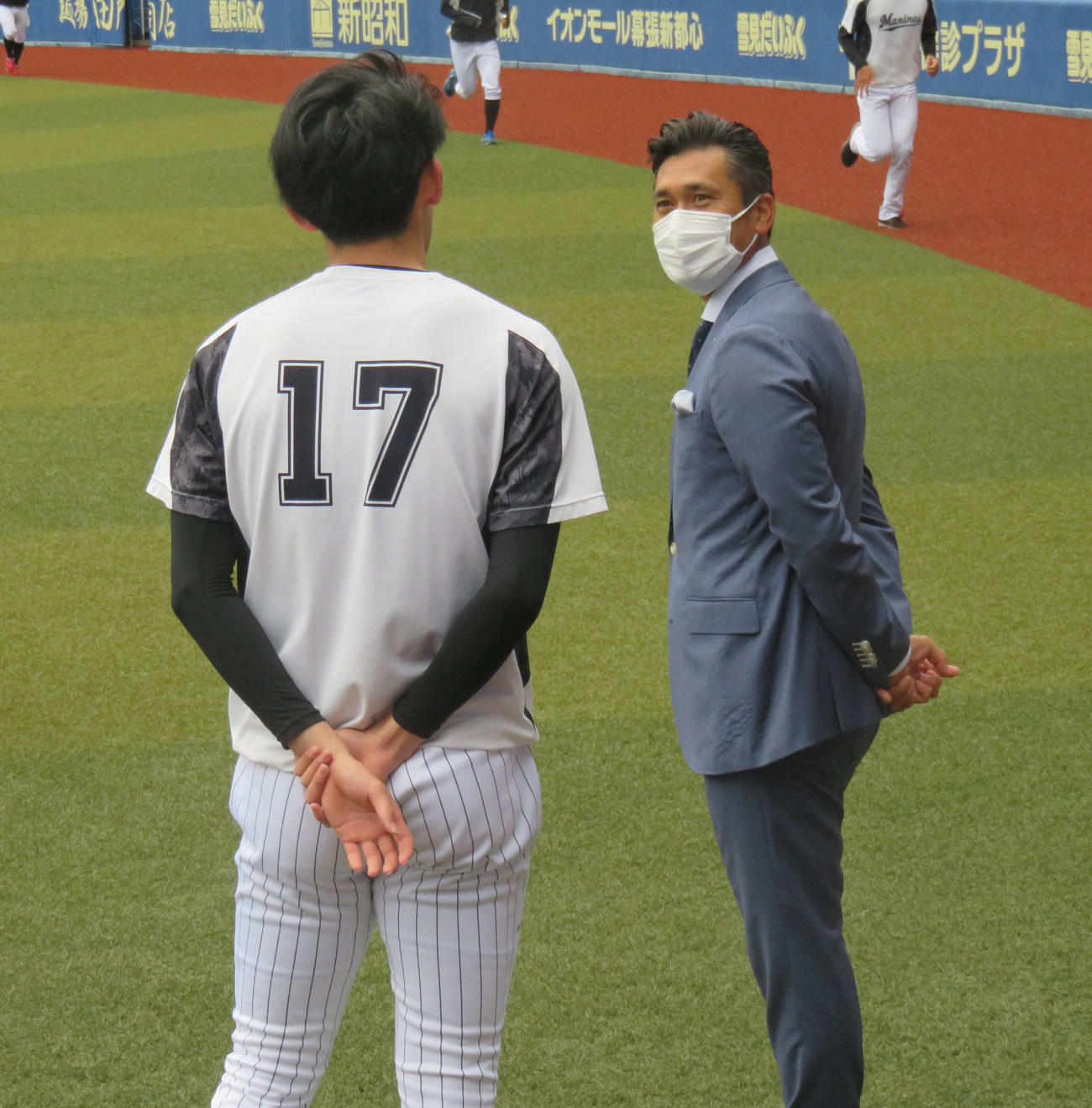 ロッテの1軍投手コーチに就任した黒木知宏氏（右）は佐々木朗とも積極的に会話した