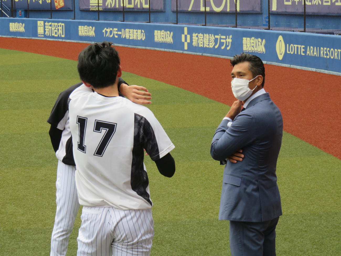 ロッテの1軍投手コーチに就任した黒木知宏氏（右）は佐々木朗とも積極的に会話した