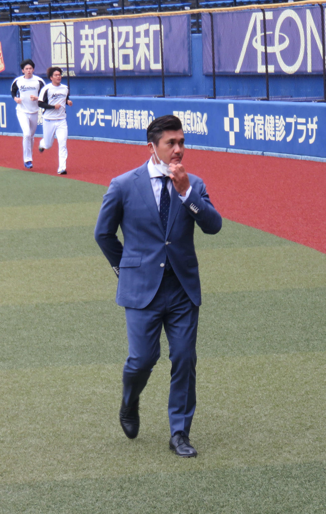 ロッテの1軍投手コーチに就任した黒木知宏氏が練習を初視察。後ろを走るのは佐々木朗（左）と佐々木千