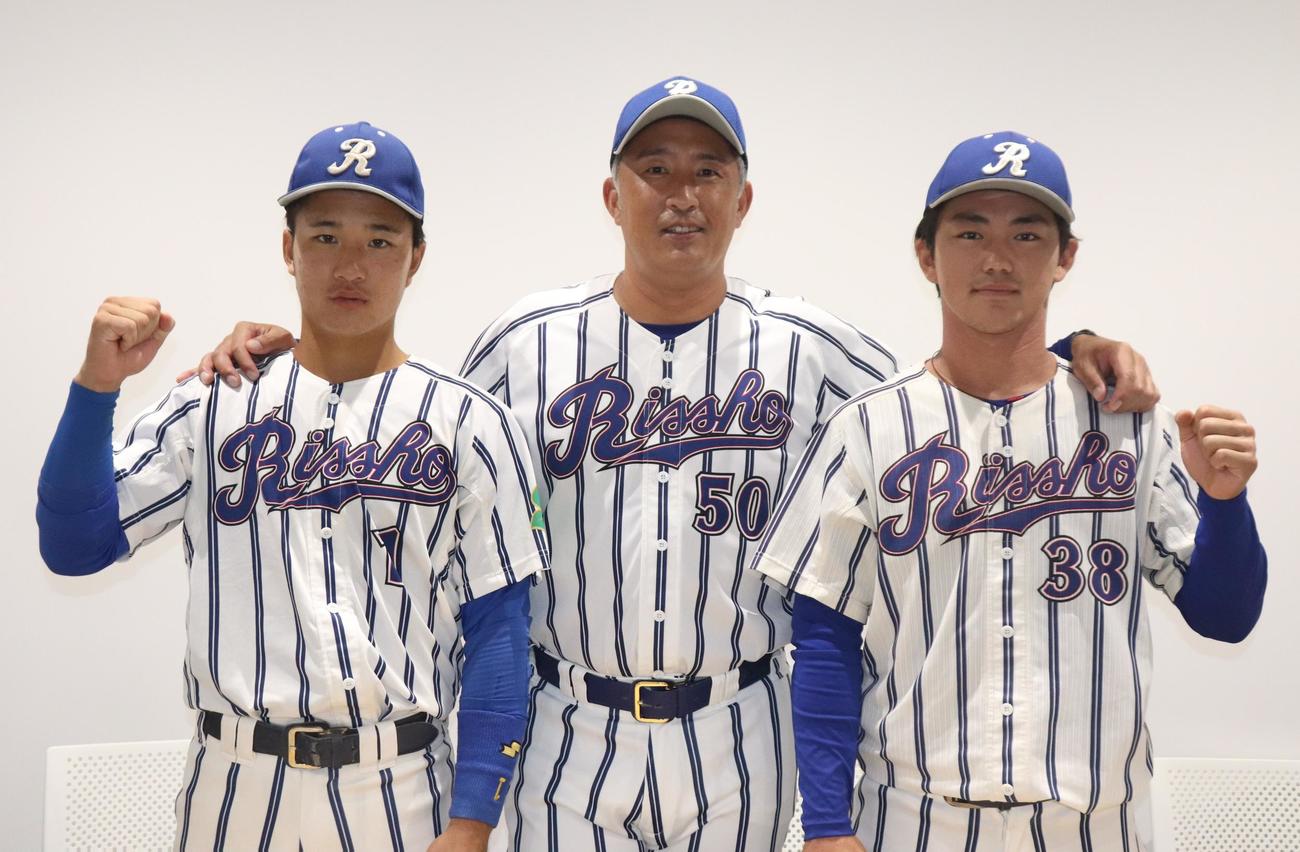 立正大対東農大　立正大はサヨナラ勝ちをおさめ、記念撮影におさまる。左から奈良間、金剛監督、武藤（撮影・阿部泰斉）