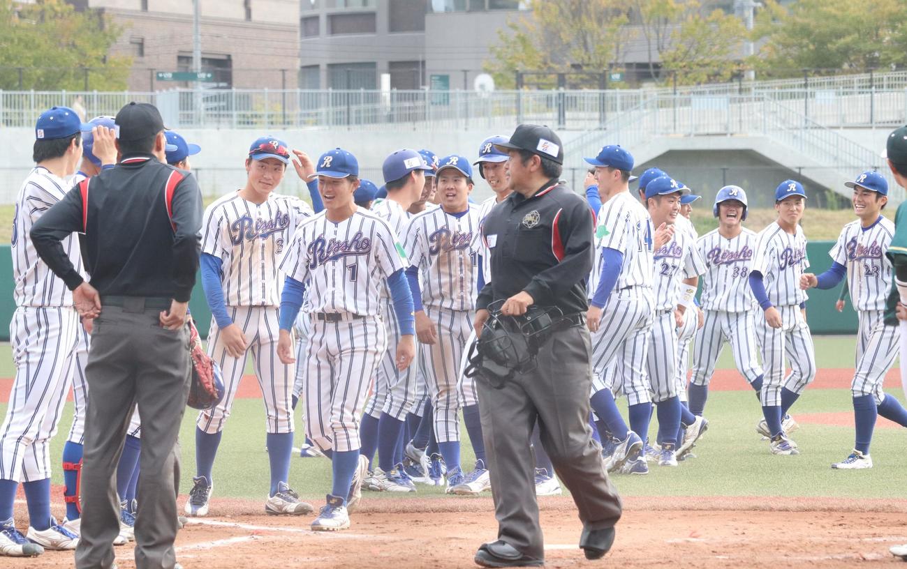 立正大対東農大　サヨナラ勝ちに充実した表情をみせる立正大ナイン（撮影・阿部泰斉）