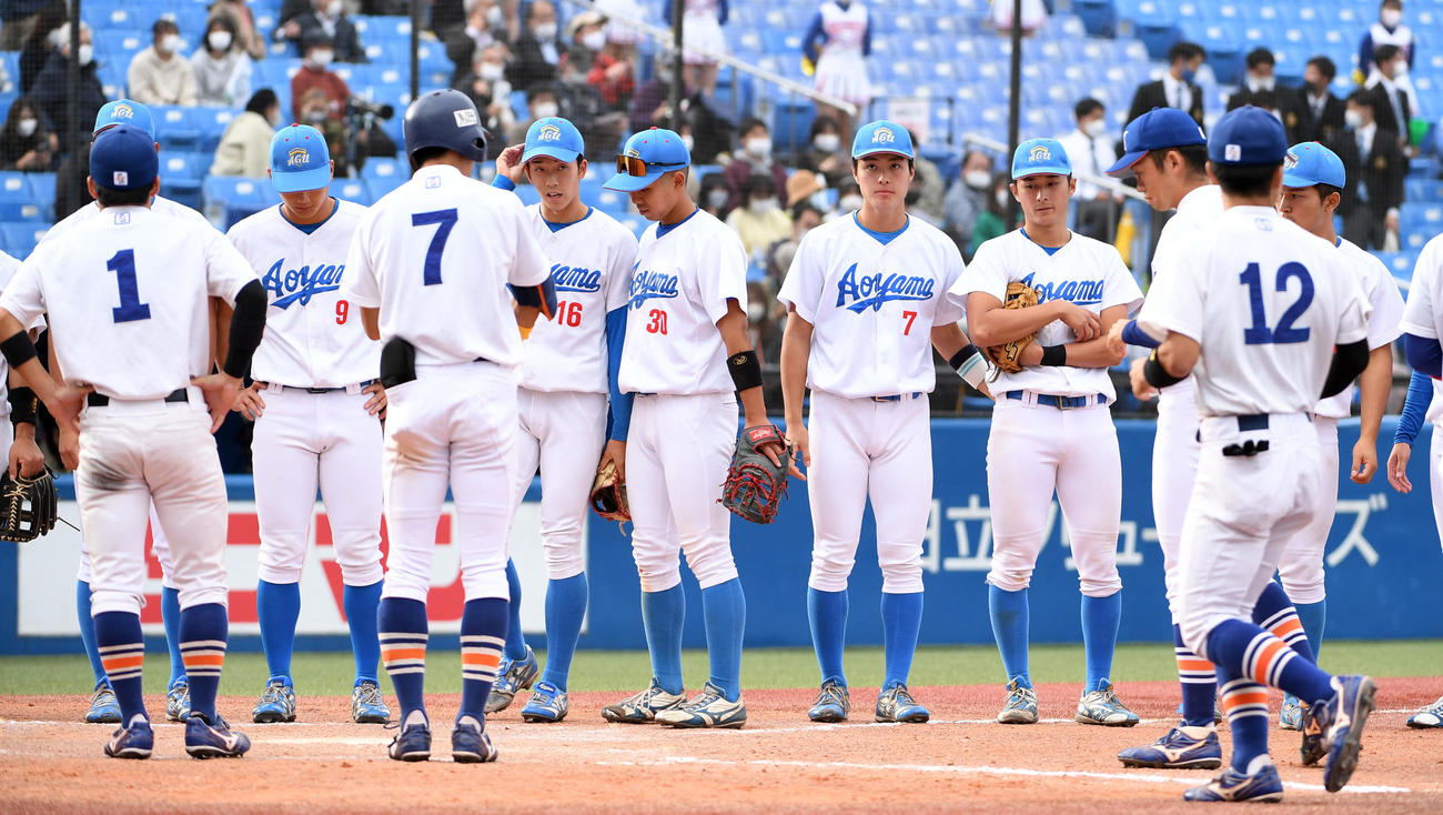 青学大対駒大　9回、サヨナラ負けにがっくりする青学大ナイン（撮影・柴田隆二）
