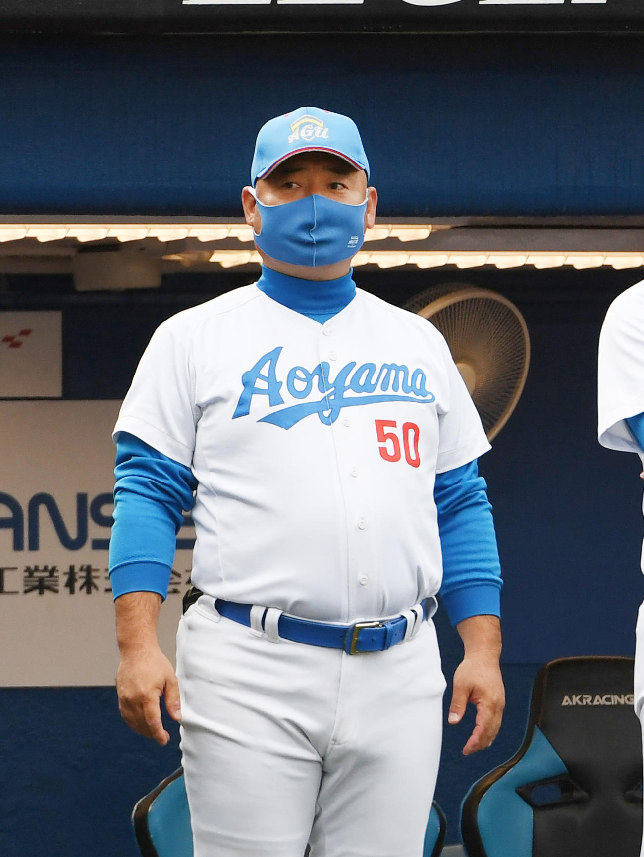 青学大対駒大　サヨナラ負けにがっくりする青学大・安藤監督（撮影・柴田隆二）