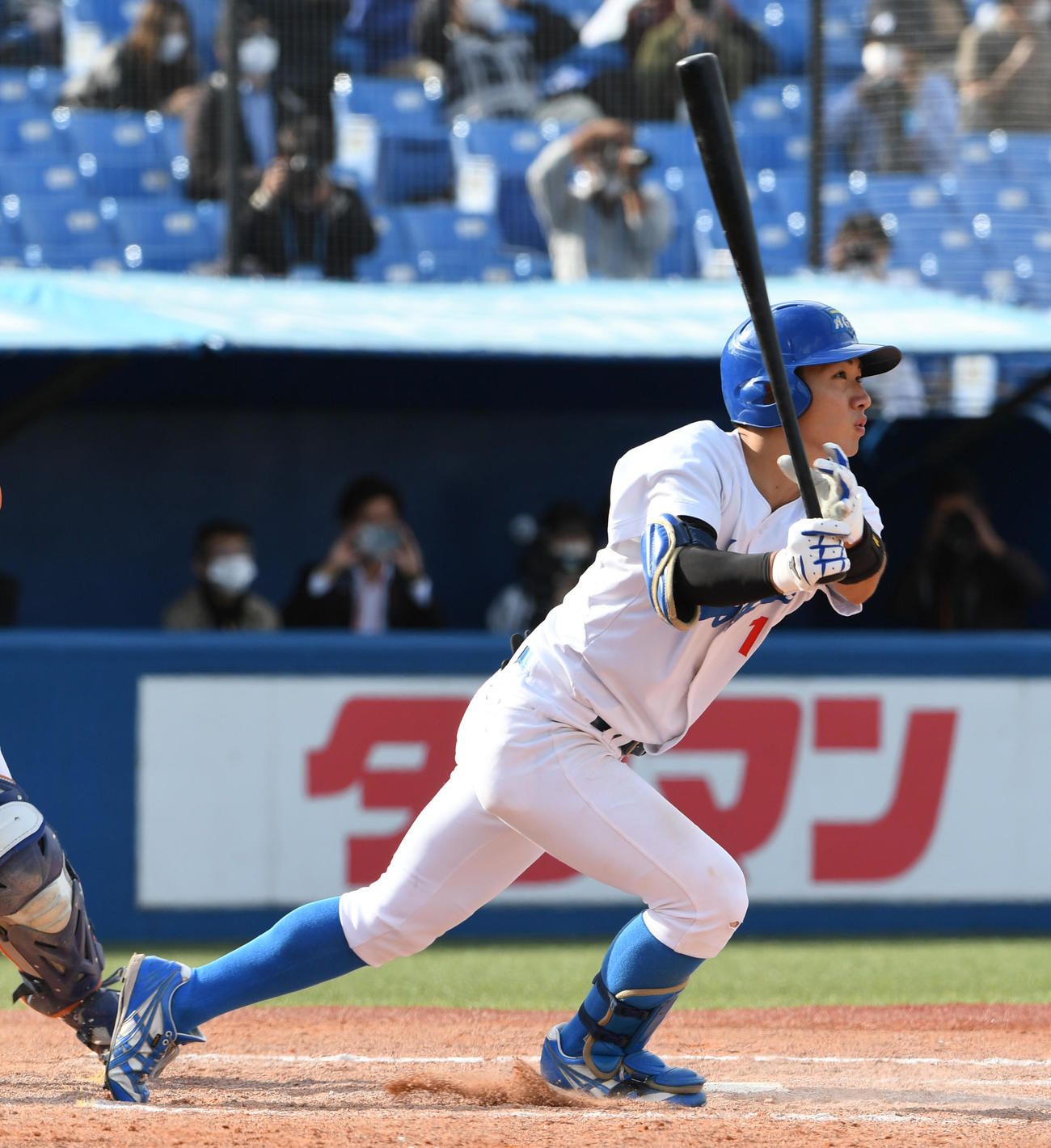青学大対駒大　8回表青学大1死一塁、山田は右翼線に適時二塁打を放つ（撮影・柴田隆二）