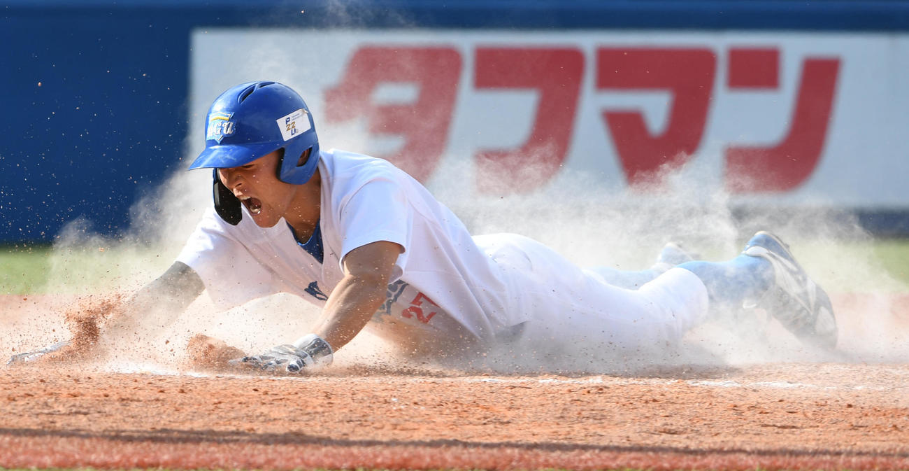 青学大対駒大　8回表青学大1死一塁、山田の右翼線適時二塁打で一塁走者山中が生還する（撮影・柴田隆二）