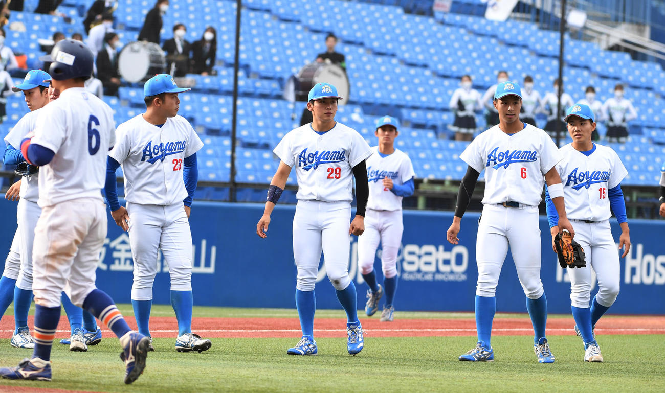 青学大対駒大　9回、サヨナラ負けにがっくりする青学大ナイン（撮影・柴田隆二）