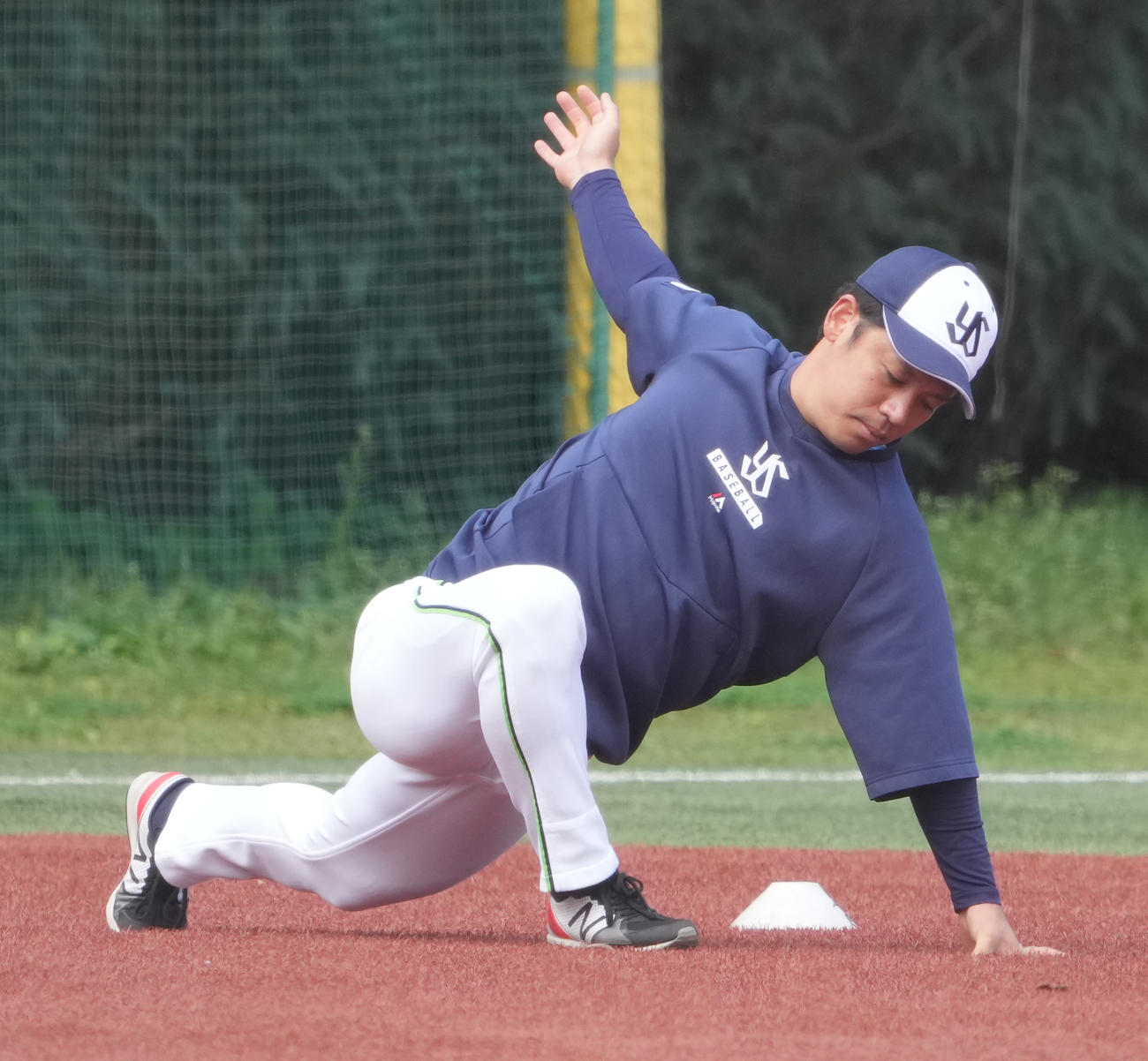 投手陣練習でウオーミングアップするヤクルト小川（撮影・小沢裕）