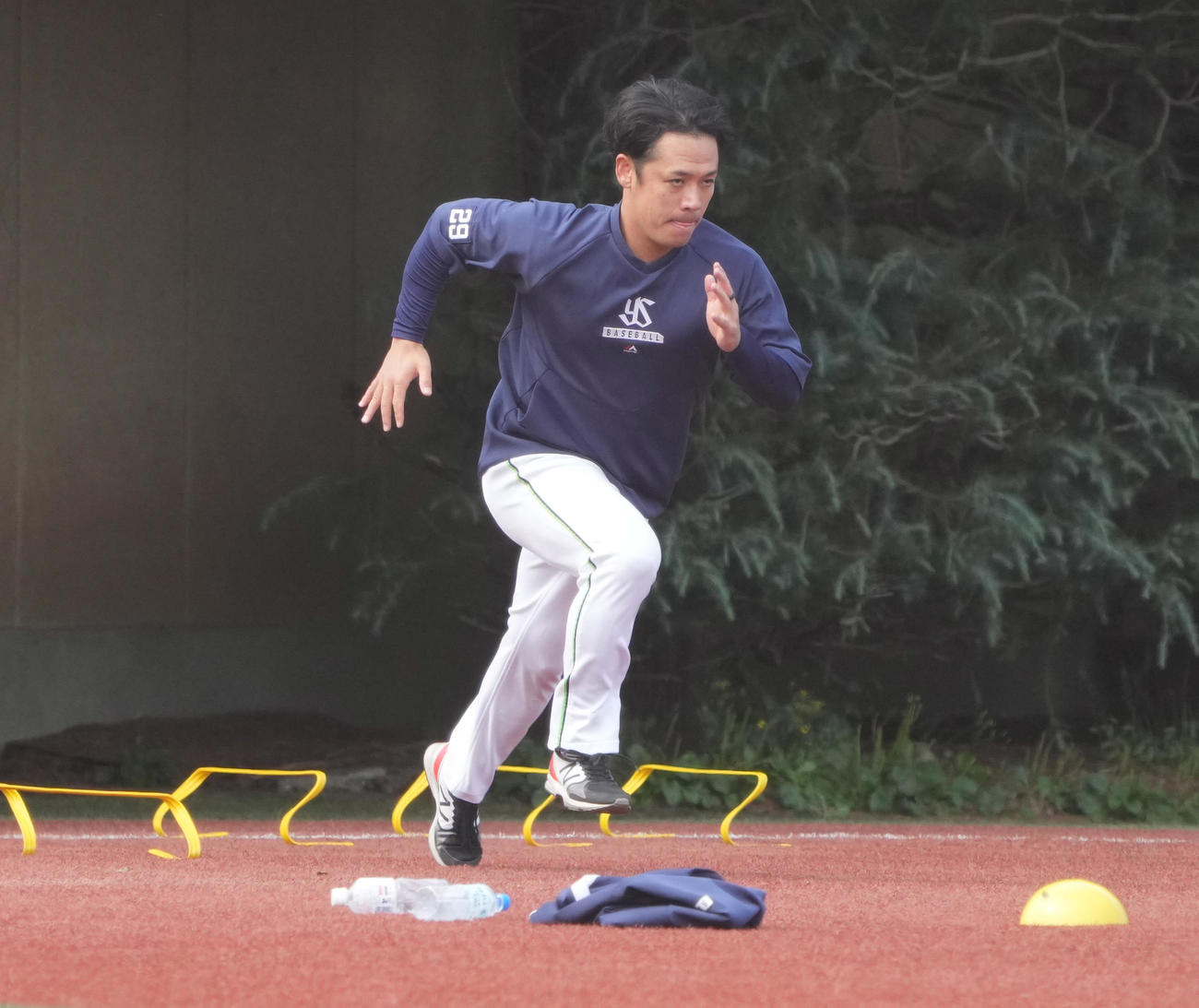 投手陣練習でダッシュするヤクルト小川（撮影・小沢裕）