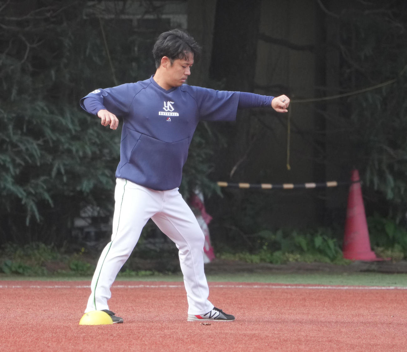 投手陣練習でフォームを確認するヤクルト小川（撮影・小沢裕）