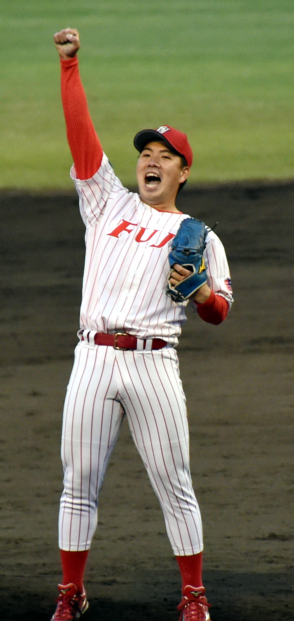 5月21日の青森大戦で優勝投手になり右拳を突き上げる金村