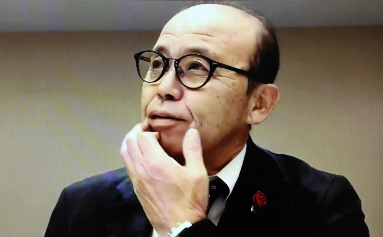 ドラフト前日の会議を終えリモート会見でくじ引き役をするのかについても答える岡田監督（撮影・加藤哉）