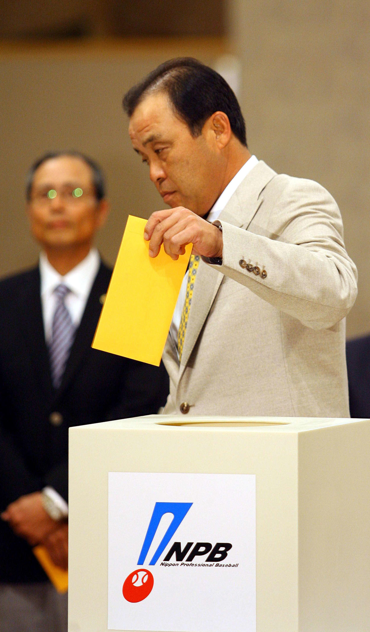 07年、大学・社会人ドラフト　東洋大・大場が競合となり左手でくじを引く阪神岡田監督