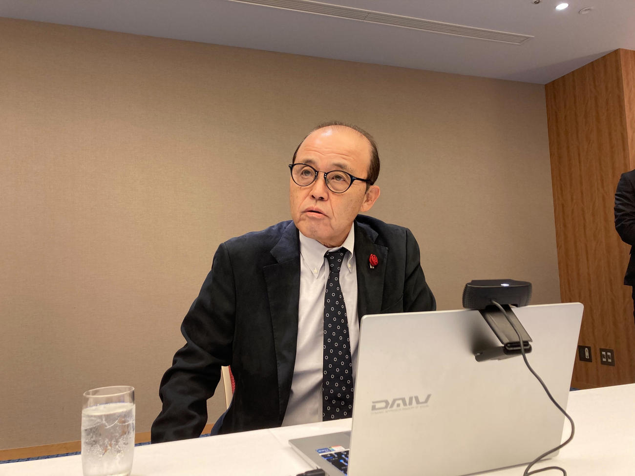 ドラフト前日会議を東行う岡田監督（阪神球団提供）