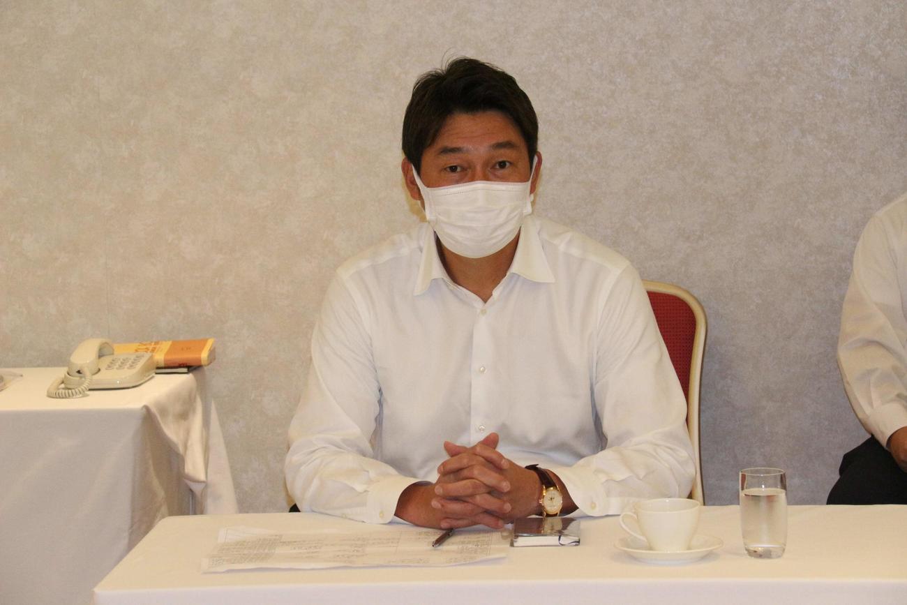 ドラフト会議前日のスカウト会議に出席した広島新井監督（撮影・前原淳）