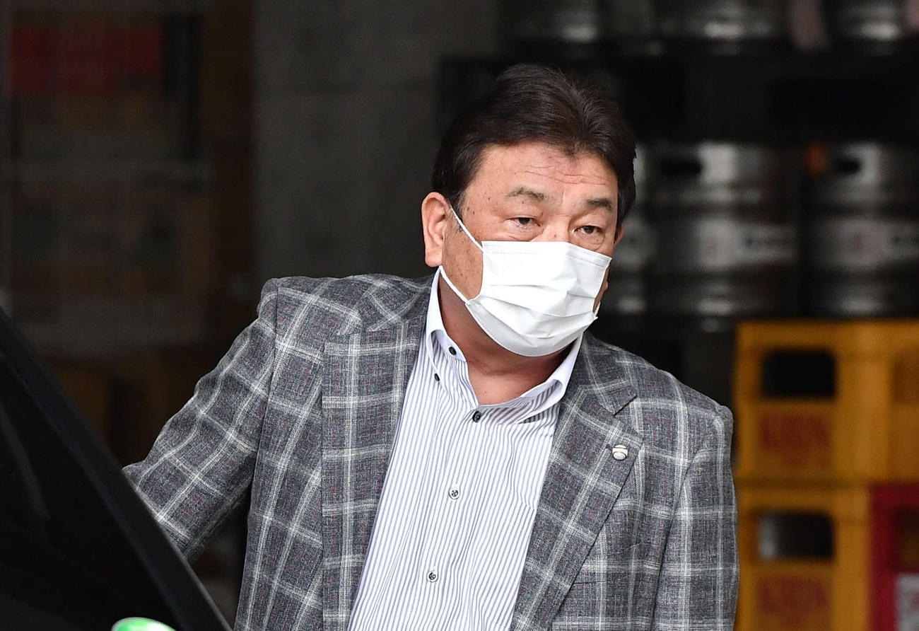 球場から引き揚げるソフトバンク藤本監督（2022年10月17日撮影）