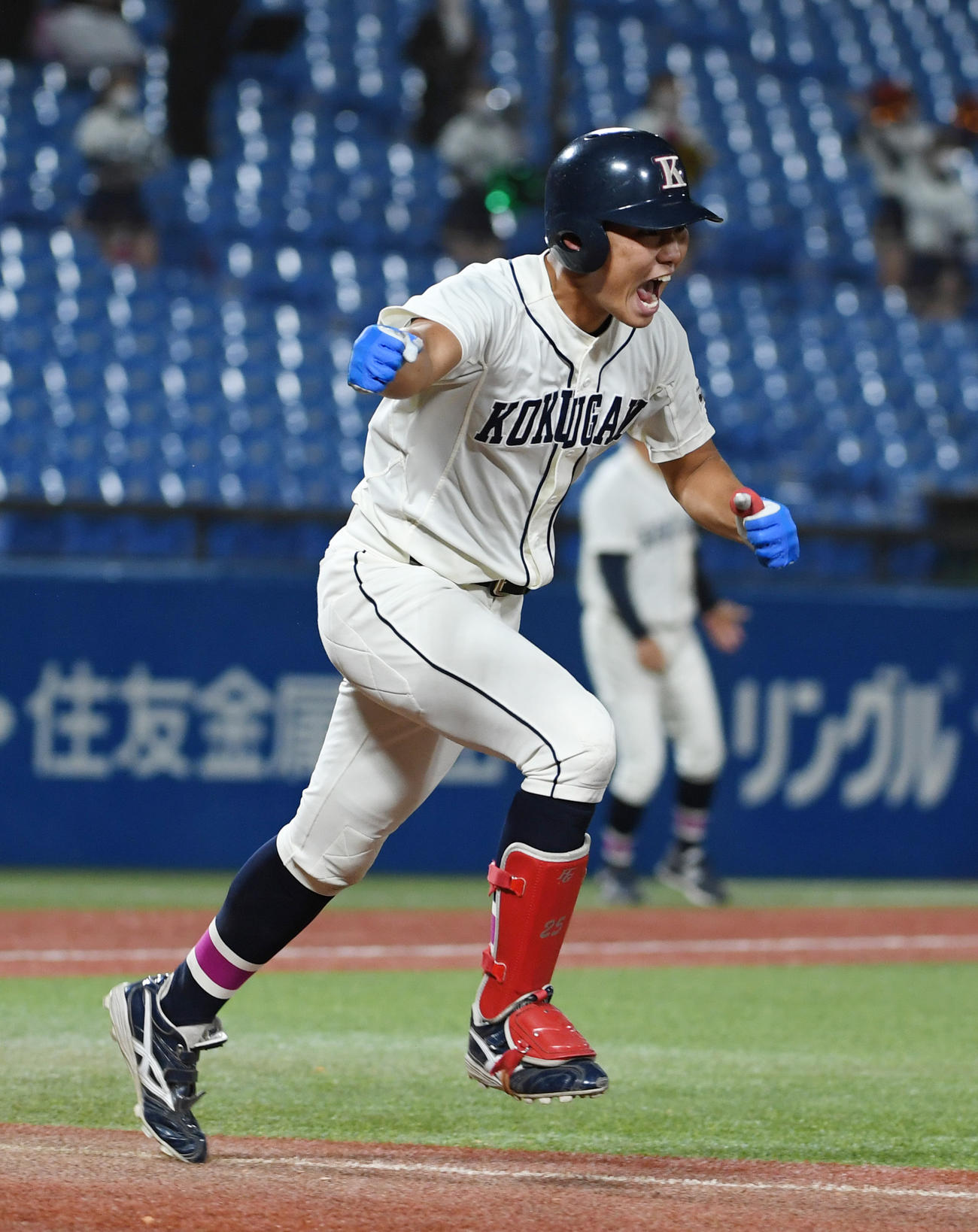 国学院大対亜大、タイブレーク10回表国学院大1死二、三塁、代打冨田は右前に2点適時打を放ちガッツポーズする（撮影・柴田隆二）