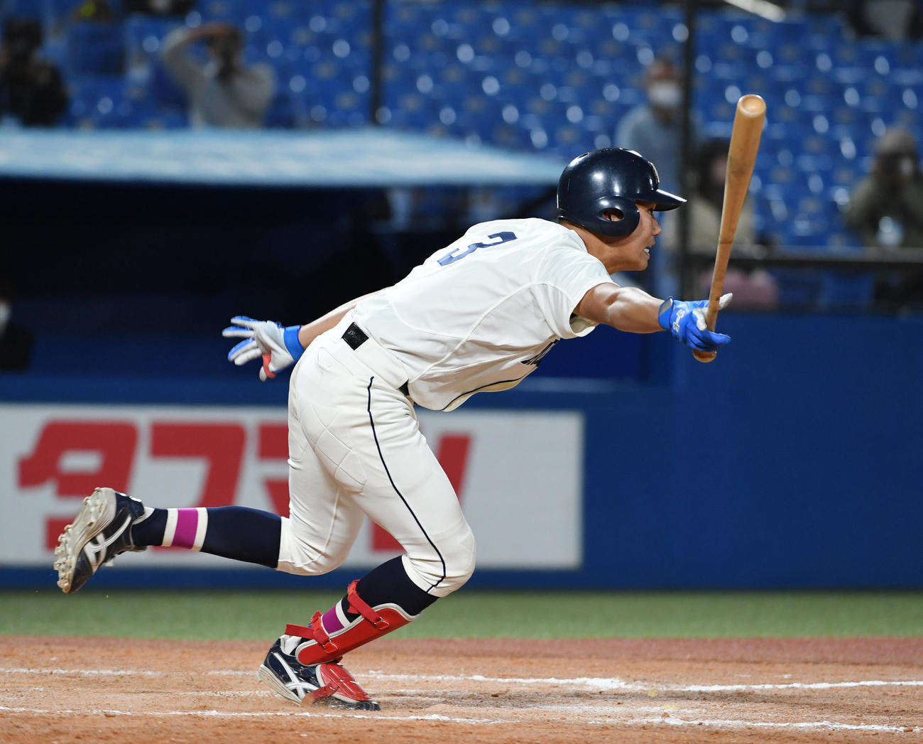 国学院大対亜大、タイブレーク10回表国学院大1死二、三塁、代打冨田は右前に2点適時打を放つ（撮影・柴田隆二）