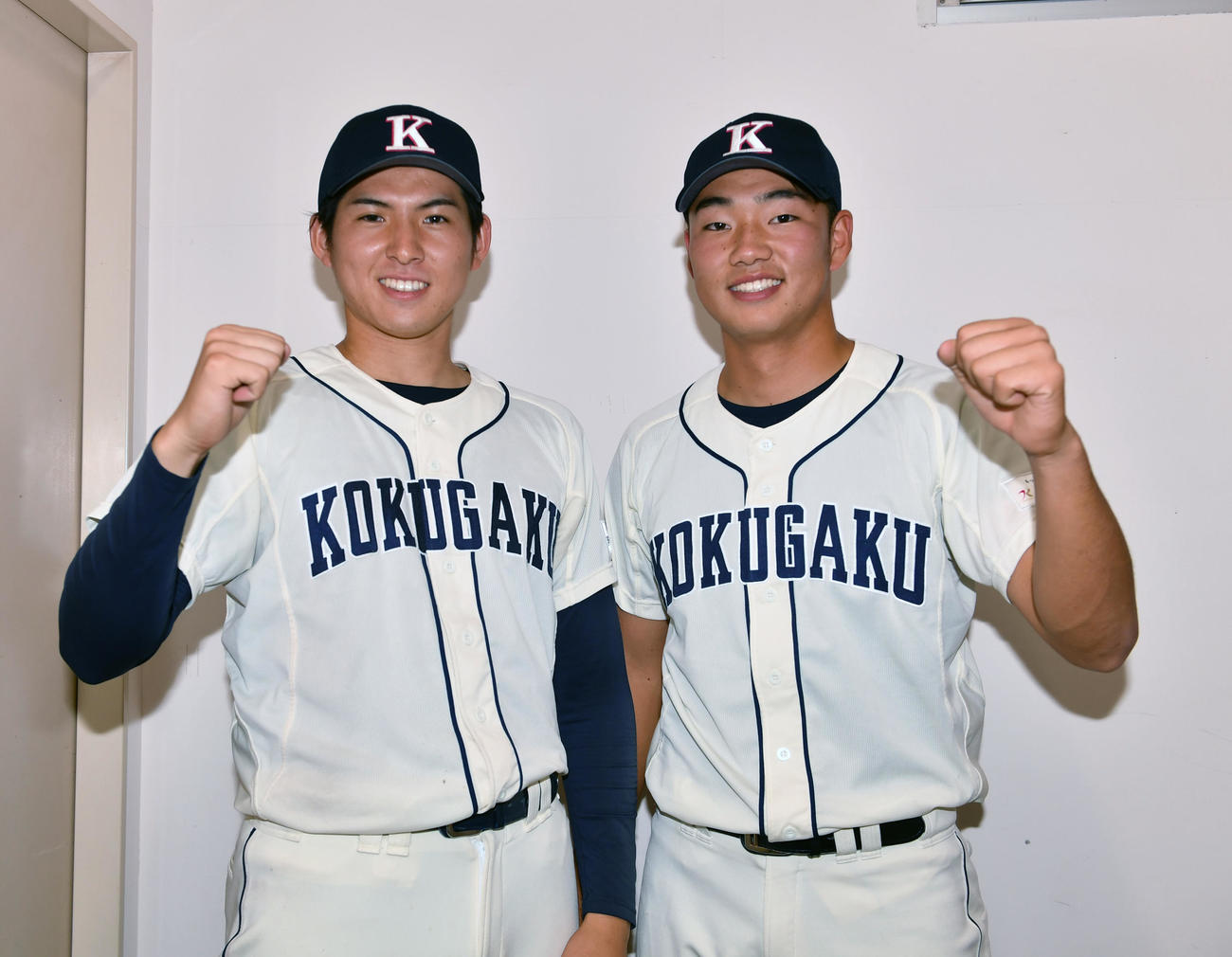 国学院大対亜大、勝利しガッツポーズする国学院大・武内（左）と冨田（撮影・柴田隆二）