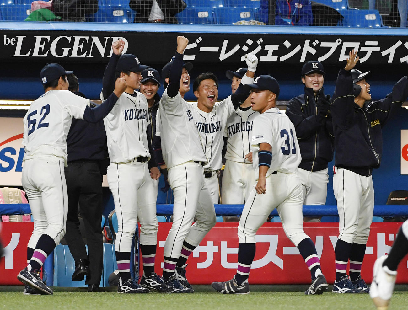 国学院大対亜大、タイブレーク10回表国学院大1死二、三塁、代打冨田の右前2点適時打で喜ぶ国学院大ナイン（撮影・柴田隆二）