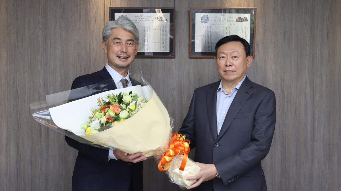ロッテ吉井監督（左）は東京のロッテ本社で重光球団代表取締役会長オーナーにあいさつ（写真は球団提供）