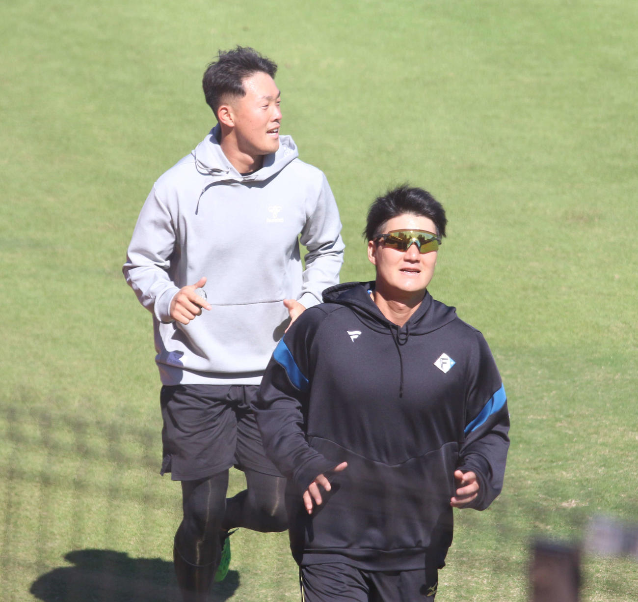 千葉・鎌ケ谷にある日本ハムの2軍施設で自主練習を行った阪神高浜（左）と渡辺（撮影・木下大輔）