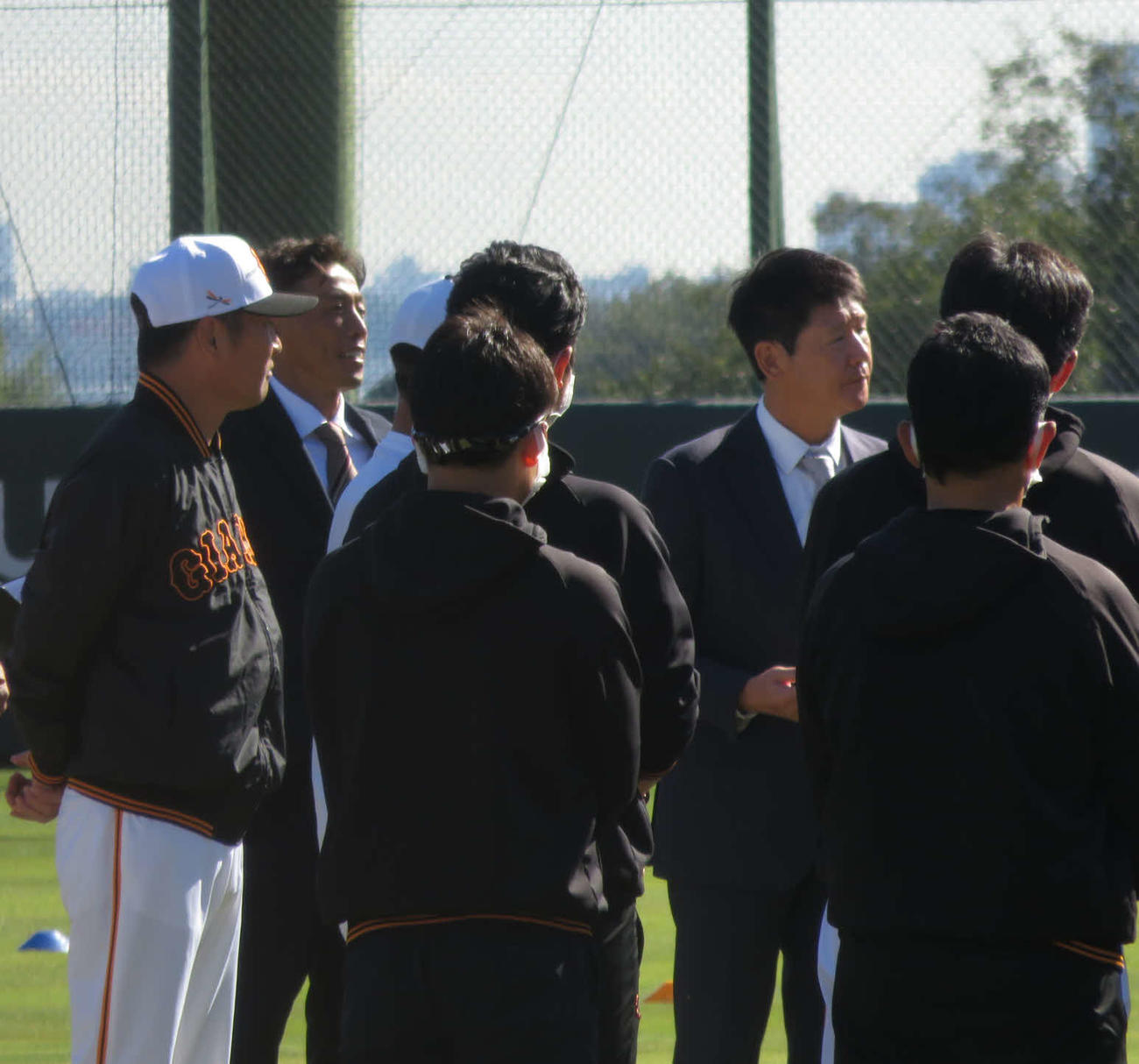 来季から巨人の投手チーフコーチを務める阿波野氏（右奥）と外野守備兼走塁コーチを務める鈴木氏（左奥）がスーツ姿でナインにあいさつ（撮影・小早川宗一郎）