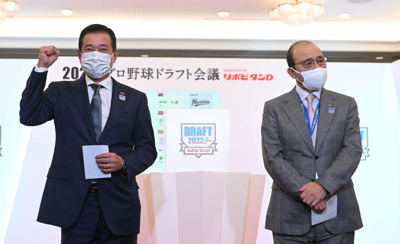 高松商・浅野の交渉権を獲得してガッツポーズする巨人原監督。右は阪神岡田監督（代表撮影）