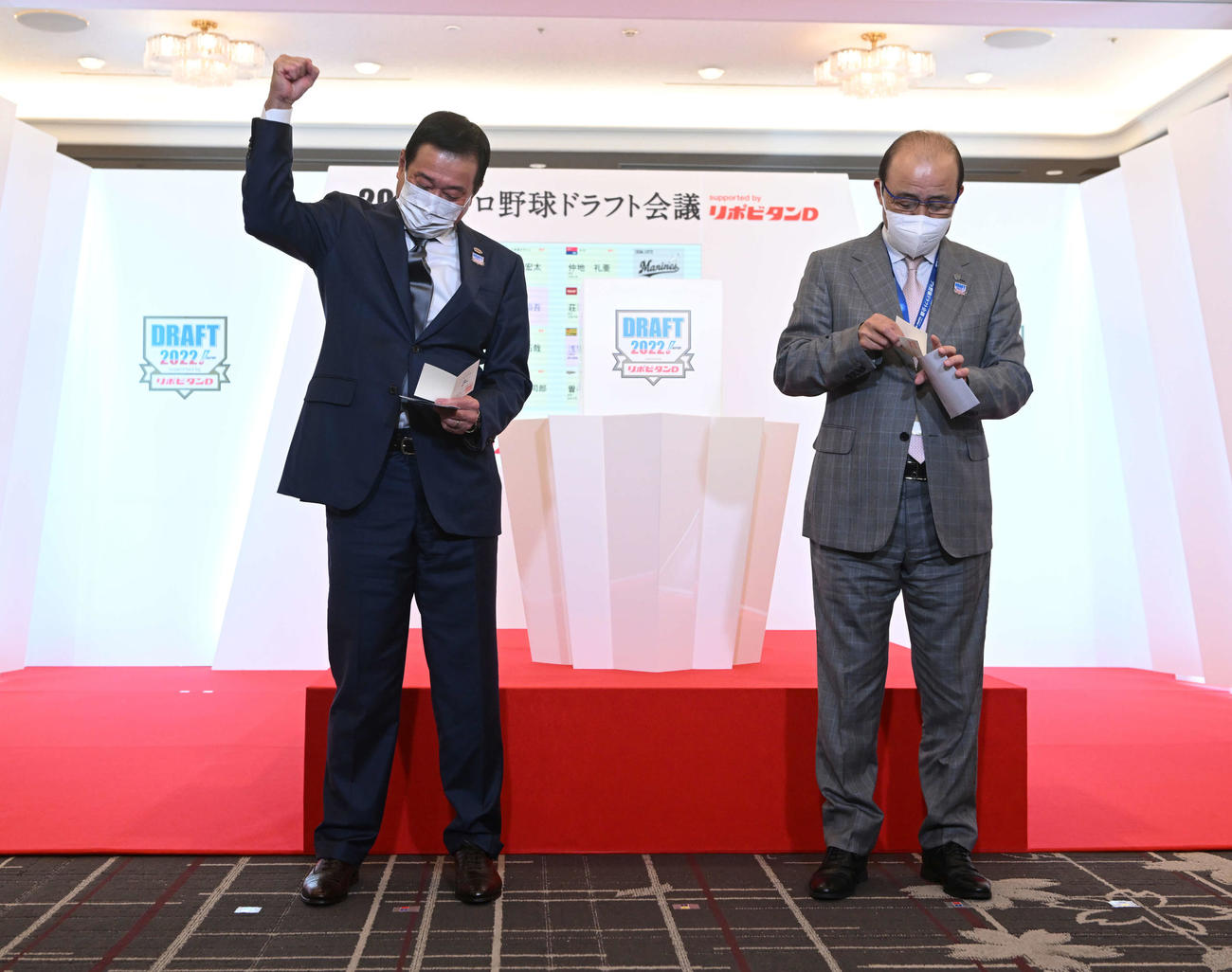 高松商・浅野の交渉権を獲得してガッツポーズする巨人原監督。右は阪神岡田監督（代表撮影）