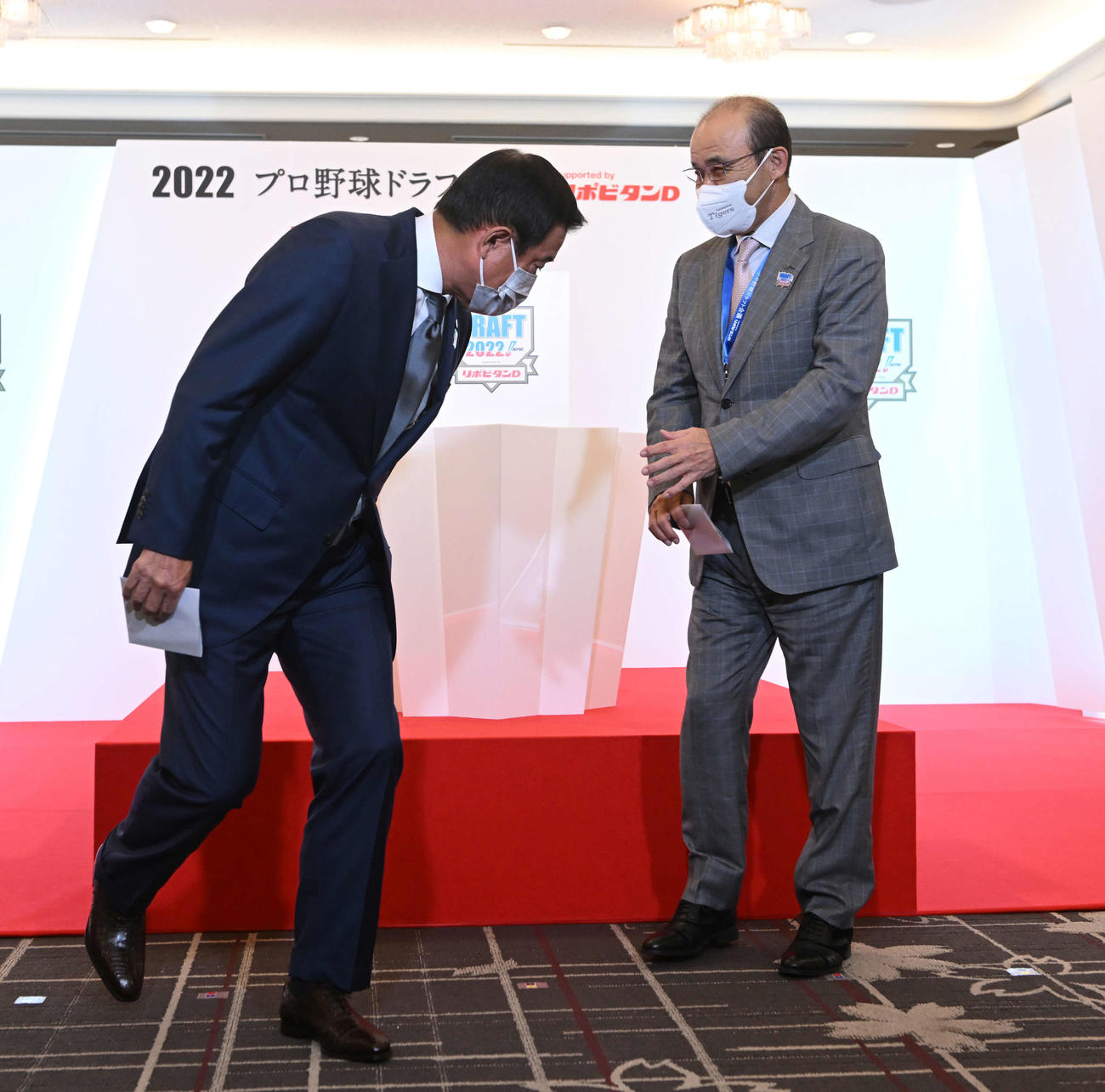 高松商・浅野の交渉権を獲得した巨人原監督（左）は阪神岡田監督に一礼してインタビューに向かう（代表撮影）